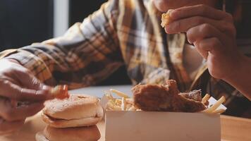 cerca arriba atención mujer mano sostener frito pollo para comer, niña con rápido comida concepto video