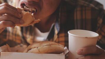 hombre es comiendo en un restaurante y disfrutando delicioso comida video