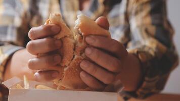 homem é comendo dentro uma restaurante e desfrutando delicioso Comida video