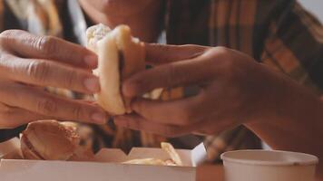 hombre es comiendo en un restaurante y disfrutando delicioso comida video