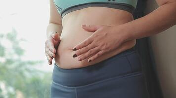 donne corpo Grasso gonfiarsi. obeso donna mano Tenere eccessivo pancia Grasso. dieta stile di vita concetto per ridurre pancia e forma su salutare stomaco muscolo. video