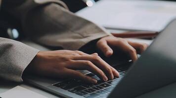 zaken en advocaten bespreken contractpapieren met koperen schaal op bureau in kantoor. wet, juridische diensten, advies, rechtvaardigheid en wet concept foto met film grain effect video