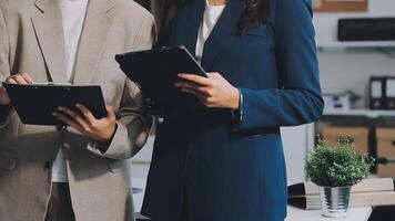 Asie réel biens vente agent, Stock marché Commerçant femme travail à banque Bureau parler dans impôt plan rapport. avocat Aidez-moi demander ou Conseil bail sur portable bureau dactylographie fonds prêt données. sourire content confiance dans heure emploi. video