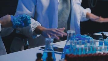 fêmea pesquisa cientista usa micropipeta o preenchimento teste tubos. cientista trabalho dentro uma equipe do cientistas tentando para cura mortal doença, elas trabalhos dentro uma grande laboratório pesquisa Centro. video