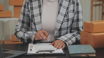 mujer de negocios puesta en marcha empresaria de pequeña empresa sme éxito. mujer independiente que trabaja en casa con entrega de paquetes en línea. concepto de entrega de pymes y embalajes video