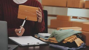 geschäftsfrau gründet kleinen unternehmer sme erfolg. freiberufliche frau, die zu hause mit online-paketzustellung arbeitet. Lieferkonzept für KMU und Verpackungen video