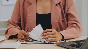 audit begrip, beheerder bedrijf Mens financieel inspecteur en secretaris maken verslag doen van berekenen evenwicht. intern omzet onderhoud controle document. video