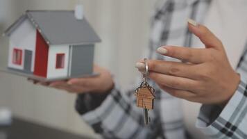 real Estado corretagem agente mão sobre a casa para a cliente e placa a contrato acordo casa seguro conceito fazer de concessão e comprando uma casa video