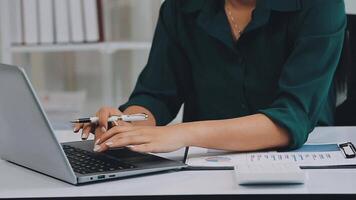 audit begrip, beheerder bedrijf Mens financieel inspecteur en secretaris maken verslag doen van berekenen evenwicht. intern omzet onderhoud controle document. video