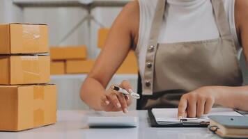 mujer de negocios puesta en marcha empresaria de pequeña empresa sme éxito. mujer independiente que trabaja en casa con entrega de paquetes en línea. concepto de entrega de pymes y embalajes video