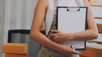 mujer de negocios puesta en marcha empresaria de pequeña empresa sme éxito. mujer independiente que trabaja en casa con entrega de paquetes en línea. concepto de entrega de pymes y embalajes video