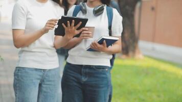 grupo do jovem ásia aluna caminhando e falando às universidade antes classe sala. Educação, costas para escola conceito video