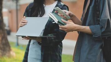 grupo do jovem ásia aluna caminhando e falando às universidade antes classe sala. Educação, costas para escola conceito video