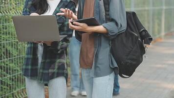 grupp av ung asiatisk studerande gående och talande på universitet innan klass rum. utbildning, tillbaka till skola begrepp video