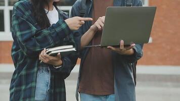 groep van jong Aziatisch leerling wandelen en pratend Bij Universiteit voordat klasse kamer. opleiding, terug naar school- concept video