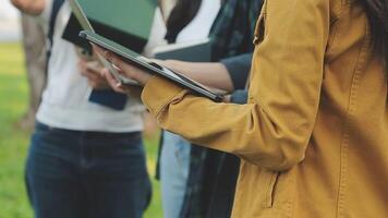 grupp av ung asiatisk studerande gående och talande på universitet innan klass rum. utbildning, tillbaka till skola begrepp video