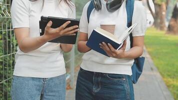 grupp av ung asiatisk studerande gående och talande på universitet innan klass rum. utbildning, tillbaka till skola begrepp video