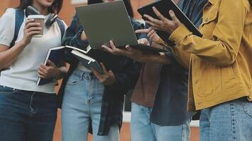 gruppo di giovane asiatico alunno a piedi e parlando a Università prima classe camera. formazione scolastica, indietro per scuola concetto video