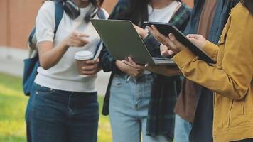 grupo do jovem ásia aluna caminhando e falando às universidade antes classe sala. Educação, costas para escola conceito video