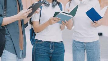 Gruppe von jung asiatisch Schüler Gehen und reden beim Universität Vor Klasse Zimmer. Ausbildung, zurück zu Schule Konzept video