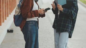 gruppo di giovane asiatico alunno a piedi e parlando a Università prima classe camera. formazione scolastica, indietro per scuola concetto video