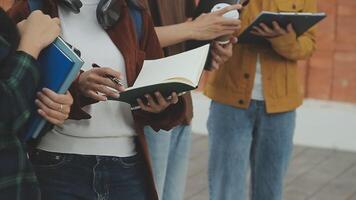 grupp av ung asiatisk studerande gående och talande på universitet innan klass rum. utbildning, tillbaka till skola begrepp video