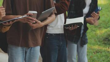 grupp av ung asiatisk studerande gående och talande på universitet innan klass rum. utbildning, tillbaka till skola begrepp video