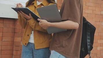 grupp av ung asiatisk studerande gående och talande på universitet innan klass rum. utbildning, tillbaka till skola begrepp video