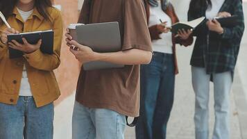 grupo do jovem ásia aluna caminhando e falando às universidade antes classe sala. Educação, costas para escola conceito video