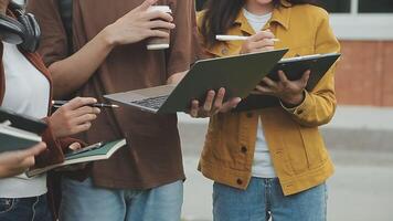 grupp av ung asiatisk studerande gående och talande på universitet innan klass rum. utbildning, tillbaka till skola begrepp video