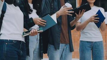 groep van jong Aziatisch leerling wandelen en pratend Bij Universiteit voordat klasse kamer. opleiding, terug naar school- concept video