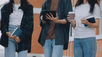 grupp av ung asiatisk studerande gående och talande på universitet innan klass rum. utbildning, tillbaka till skola begrepp video