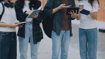 gruppo di giovane asiatico alunno a piedi e parlando a Università prima classe camera. formazione scolastica, indietro per scuola concetto video