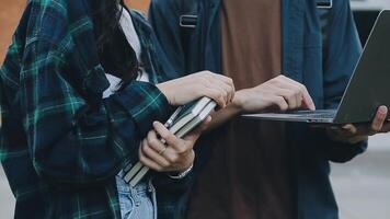 grupp av ung asiatisk studerande gående och talande på universitet innan klass rum. utbildning, tillbaka till skola begrepp video