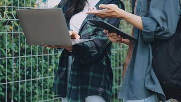 grupp av ung asiatisk studerande gående och talande på universitet innan klass rum. utbildning, tillbaka till skola begrepp video