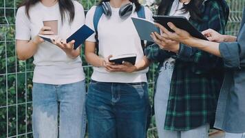 grupo do jovem ásia aluna caminhando e falando às universidade antes classe sala. Educação, costas para escola conceito video