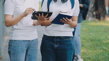 gruppo di giovane asiatico alunno a piedi e parlando a Università prima classe camera. formazione scolastica, indietro per scuola concetto video