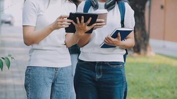 grupp av ung asiatisk studerande gående och talande på universitet innan klass rum. utbildning, tillbaka till skola begrepp video