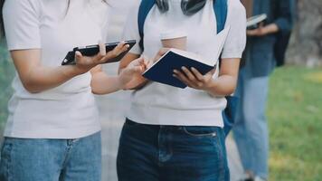 grupp av ung asiatisk studerande gående och talande på universitet innan klass rum. utbildning, tillbaka till skola begrepp video