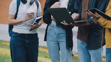 grupo do jovem ásia aluna caminhando e falando às universidade antes classe sala. Educação, costas para escola conceito video