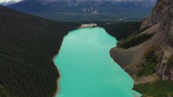 aereo Visualizza di lago Luisa, con suo spettacolare turchese colore. video