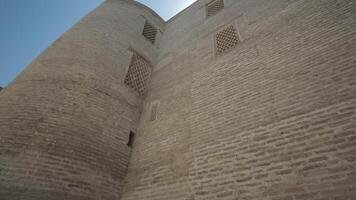 antiguo histórico pared alrededor el alminar en Uzbekistán video