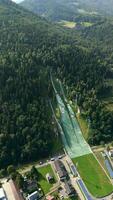 aérien vue de ski sauter dans le polonais montagnes dans été video