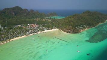 antenne visie van tropisch phi phi eiland, Thailand video