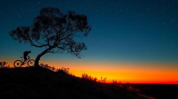 ai generado silueta ciclista debajo un estrellado cielo a crepúsculo foto