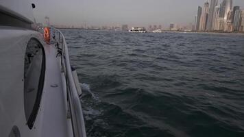 Aussicht von ein Privat Yacht zu das Wolkenkratzer von Dubai auf das Strand video