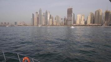 Aussicht von ein Privat Yacht zu das Wolkenkratzer von Dubai auf das Strand video