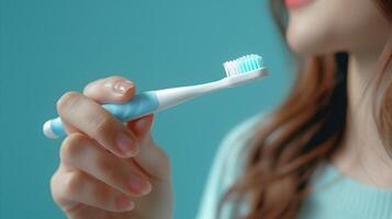 ai generado mujer presentación un cepillo de dientes con azul antecedentes foto