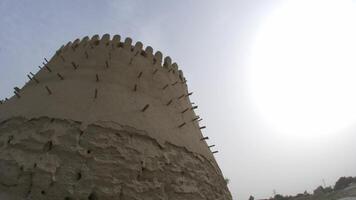 ângulo amplo Visão do a torre às a antigo fortaleza parede Próximo para a talipach portão dentro Bukhara video