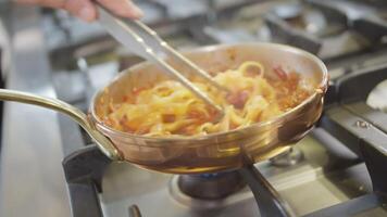 presentación de un listo para comer pasta plato en cámara video